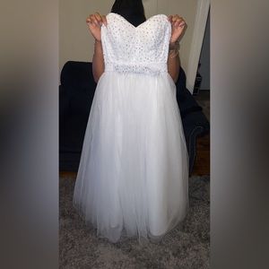 White wedding/prom/quinceanera/ball gown/dress